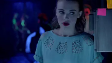Bar III Top, short-sleeve scoop-neck cutout usado por Lydia Martin (Holland Roden) en Teen Wolf S03E16