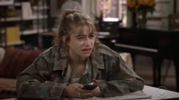 Une Ligne Fine Vintage Camo Veste portée par Shannon (Odessa Adlon) en Fam S01E01