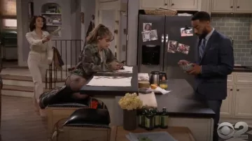Dr Martens Vonda Rose Brodé de Combat Bloc Talon des Bottes portées par Shannon (Odessa Adlon) en Fam S01E01