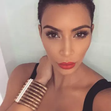 The necklace and bracelet set gold Kim Kardashian on her account Instagram @kimkardashian