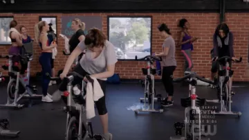 Nike Free Run Light Gris porté par Rebecca Tas (Rachel Bloom) dans Crazy Ex-petite Amie S04E09