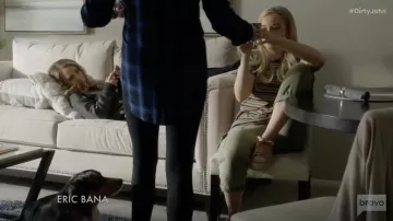 Puma Suede Bow Valentines chaussures De sport Rose porté par Terra Newell (Julia Garner) dans de Sales Jean-S01E08