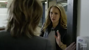 Joie Filana B Sweater made of viscose in grey worn by Veronica Newell (Juno Temple) in Dirty John S01E08