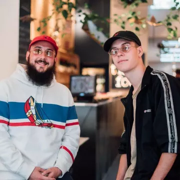 Sunglasses Ray-Ban worn by Seb the Fries on the account Instagram @caballerobxl