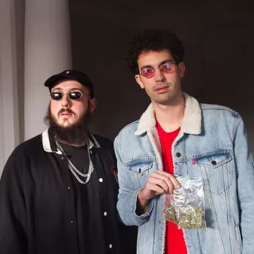 Glasses red Ray-Ban worn by JeanJass on the account Instagram @caballerobxl