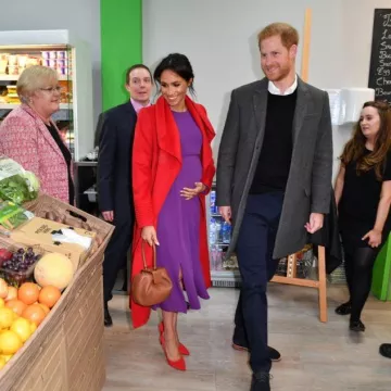 Les escarpins en daim rouge Stuart Weitzman de Meghan Markle dans lors de sa visite à Hamilton Square in Birkenhead le 14.01.2019 avec le Prince Harry
