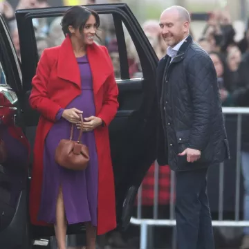 La túnica violeta Babaton de Meghan Markle dans Meghan Markle y baby bump hacen una brillante aparición en Birkenhead