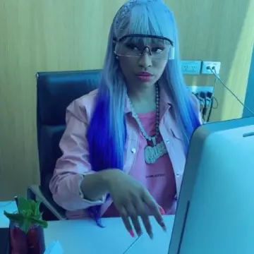 Le t-shirt Saint Laurent rose de Nicki Minaj sur le compte instagram de @nickiminaj