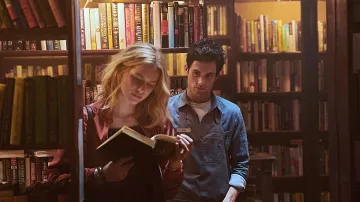 Camisa de trabajo usada por Joe Goldberg (Penn Badgley) como se ve en YOU S01E01