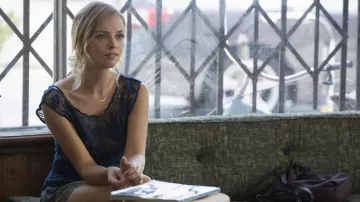 The collar half moon golden worn by London (Ruth Kearney) in the series Flaked S01E03