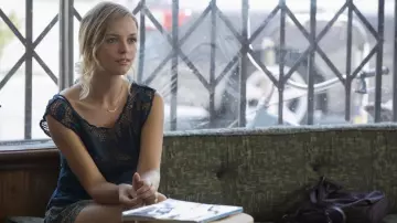 El collar dorado de media luna usado por London (Ruth Kearney) en la serie Flaked S01E03