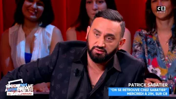 El traje negro chaqueta estampado calaveras de Cyril Hanouna en Nos reunimos en Sabatier del 16/01/2019