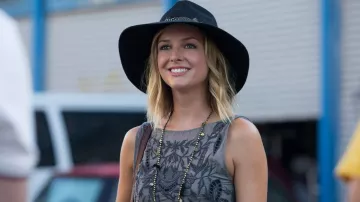 The black hat of London (Ruth Kearney) in the series Flaked S01E01