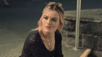 Collares de Maeve (Emma Mackey) en Sex Education S01E02