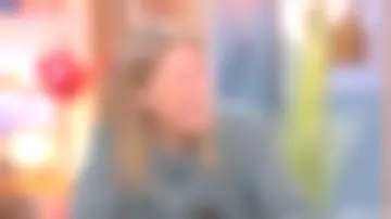 Le pull en laine et cachemire de Agathe Lecaron dans La maison des maternelles du 08/01/2019