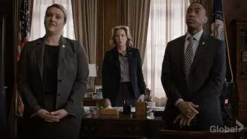 Stella McCartney Oversized velvet blazer worn by Elizabeth McCord (Téa Leoni) in Madam Secretary S05E12