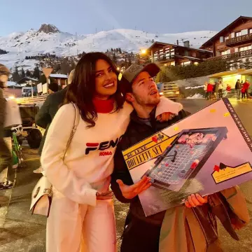 Le sweatshirt en coton blanc Fendi porté par Priyanka Chopra Jonas sur son compte Instagram @priyankachopra