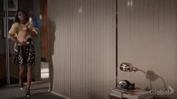 Marc Jacobs plisó falda de seda abstracta de diamantes usada por Daisy Grant (Patina Miller) en Madam Secretary S05E12