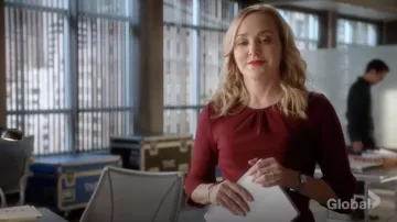 Funda de manga J.Crew Bell en estiramiento usada por Marissa Morgan (Geneva Carr) en Bull S03E11