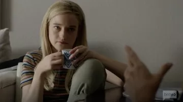 James Perse Vintage Garçon à rayures en coton mélangé jersey T-shirt porté par Terra Newell (Julia Garner) dans de Sales Jean-S01E08