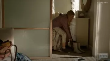 Sanctuaire de Vêtements de Terrain des Cultures Pantalon porté par Terra Newell (Julia Garner) dans de Sales Jean-S01E08