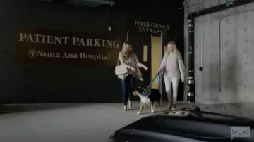 Rag & Bone Islande Mélange de Laine Chandail porté par Terra Newell (Julia Garner) dans de Sales Jean-S01E08