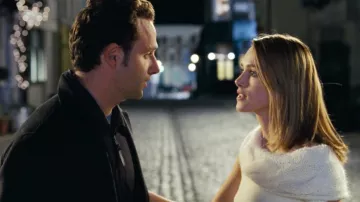 The sweater in white with short sleeves worn by Juliet (Keira Knightley) in Love Actually