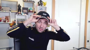 La casquette Vans de Squeezie dans sa vidéo YouTube Mais qui est le père ?