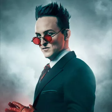 Gafas redondas rojas usadas por Oswald Cobblepot (Robin Lord Taylor) como se ve en la foto promocional de Gotham