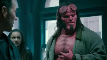 Hellboy (David Harbour) masque comme on le voit dans Hellboy