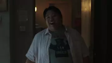 Le t-shirt gris Danger I am a hugger de Ned (Jacob Batalon) dans Spider-Man: Far from Home