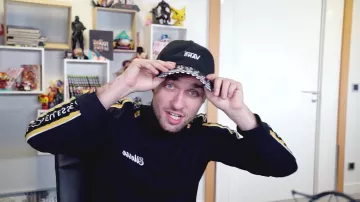 Le sweatshirt Ellesse de Squeezie dans sa vidéo YouTube Mais qui est le père ?