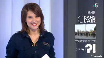 The Combination of navy pants from Melanie Taravant in C to tell the 15/01/2019