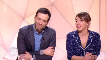 La camisa azul marino de lunares de Nadia Daam en 28 minutos del 10/01/2019