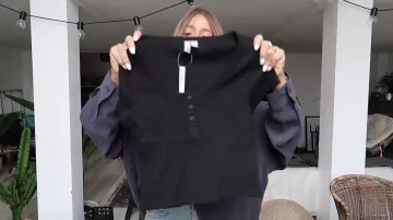 El top corto negro con botones usado por Noholita en su video de YouTube #LOOKBOOK - ASOS SALES