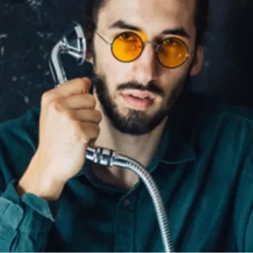 Les lunettes jaunes que porte Lomepal sur une photo ancienne (Post Instagram)