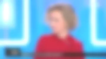 El vestido rojo Les petites de Caroline Roux en C dans l'air el 16.01.2019 en francia 5