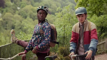 Le bomber imprimé Zara de Eric (Ncuti Gatwa) dans Sex Education S01E02