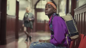 Bandana orange Eric (Ncuti Gatwa) in Sex Education S01E04