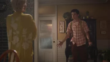 The pink shirt of Otis (Asa Butterfield) in Sex Education S01E08