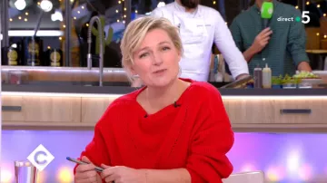Le pull rouge de Anne-Élisabeth Lemoine dans C à vous du 16/01/2019