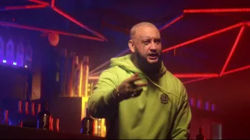 La sudadera verde Supreme Lacoste de Seth Gueko en su video musical Tout La Boite