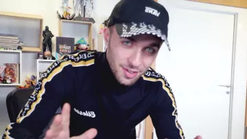 Le t-shirt à manches longues Ellesse Adovardo de Squeezie dans sa vidéo YouTube MAIS QUI EST LE PÈRE ?