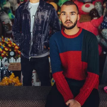 The wool sweater blue, red and Oli on his account Instagram @oli_real