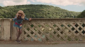 The sneakers in blue canvas and brown worn by Otis (Asa Butterfield) in Sex Education S01E05