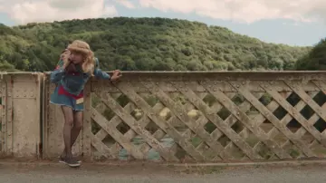 Les sneakers en toile bleue et marron portées par Otis (Asa Butterfield) dans Sex Education S01E05