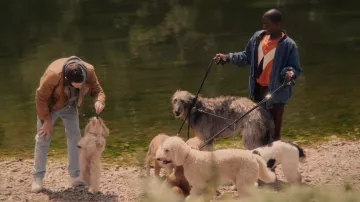 Las zapatillas nike nike air force 1 Mid 07' blancas usadas por Adam (Connor Swindells) en Sex Education S01E04