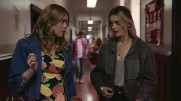 Frange de la récolte veste portée par Maeve Wiley (Emma Mackey) comme on le voit dans l'Éducation Sexuelle S01E05