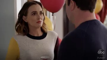 AQUA Color-Block Cashmere Crewneck Sweater usado por Angie D'Amato (Leighton Meester) en Padres Solteros S01E12