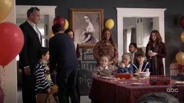 El vestido campesino floral escalonado de Kooples usado por Poppy Banks (Kimrie Lewis) en Padres Solteros S01E12